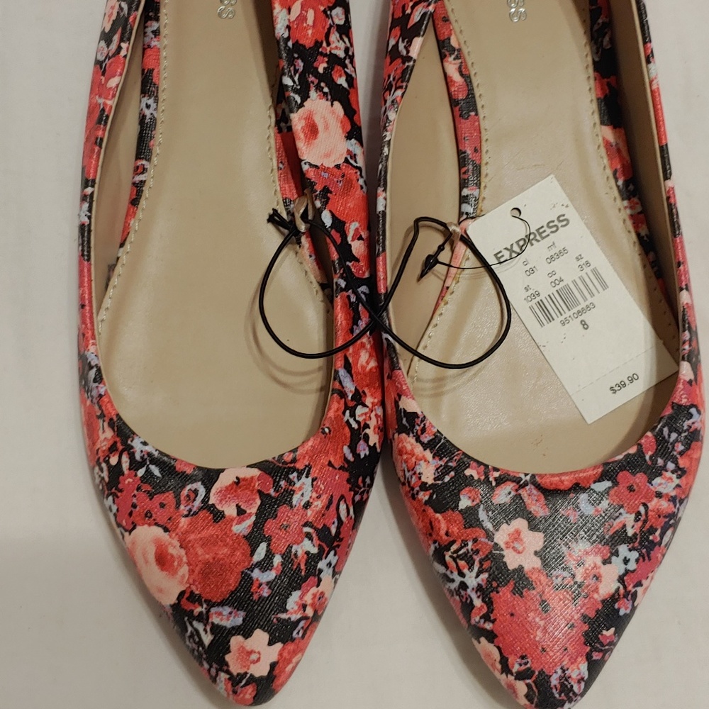 NWT Express Pointed Toe Dark Floral Flats Size 8